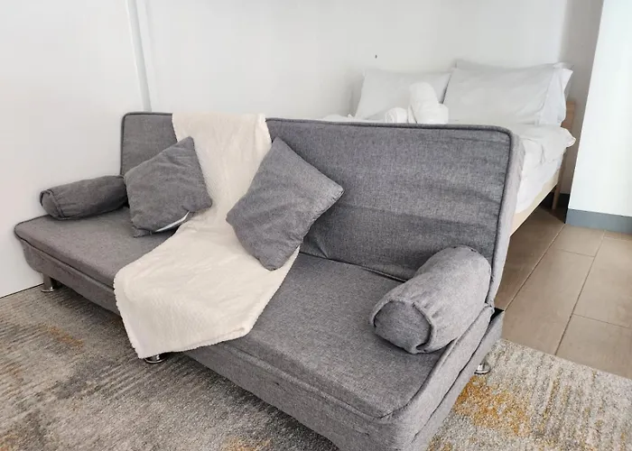Modern Bright Cozy Stylish 1br Venice Bgc Balcony