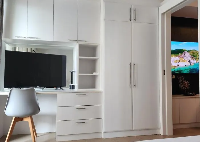 Modern Bright Cozy Stylish 1br Venice Bgc Balcony Manila