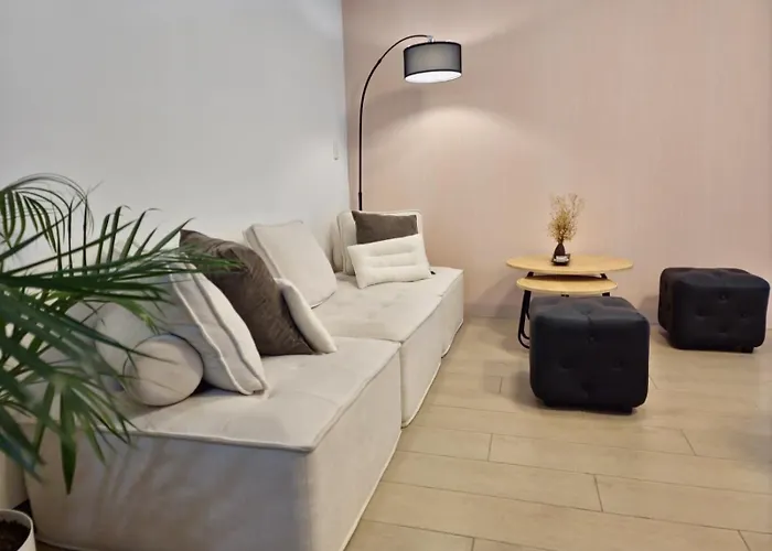 Modern Bright Cozy Stylish 1br Venice Bgc Balcony Apartment