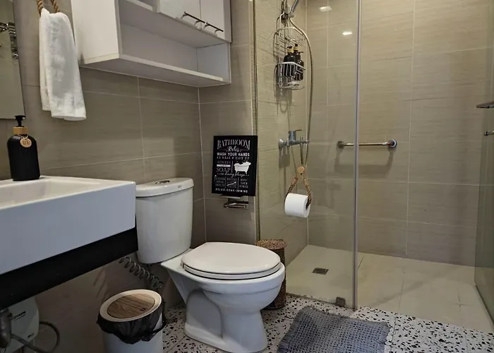 Modern Bright Cozy Stylish 1br Venice Bgc Balcony Apartment Manila